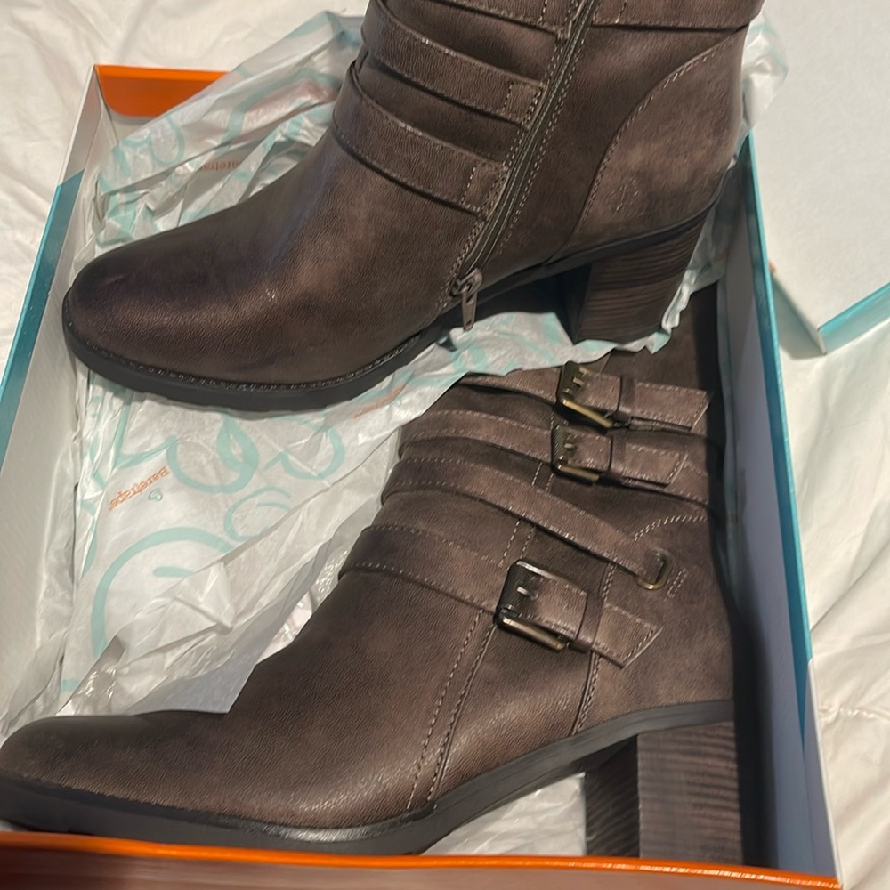 Mushroom color boot never worn still in original box size 10